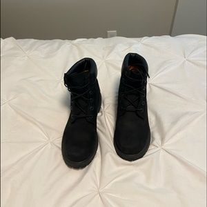 women’s black timberlands, size 9. Worn once, in great condition !